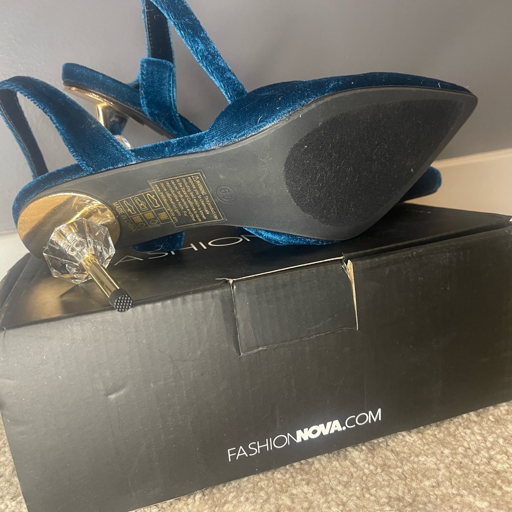 Velvet Pumps - Picture 2 of 4